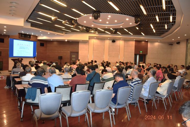 图3 离退休干部党员认真聆听报告会.JPG