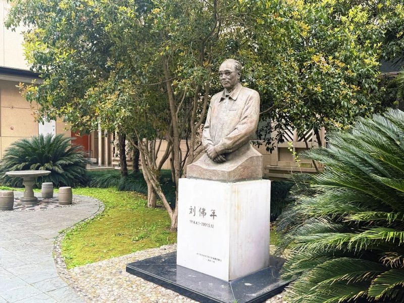 刘佛年.jpg