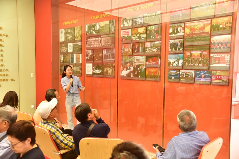 图8 参观学校党建服务中心.JPG