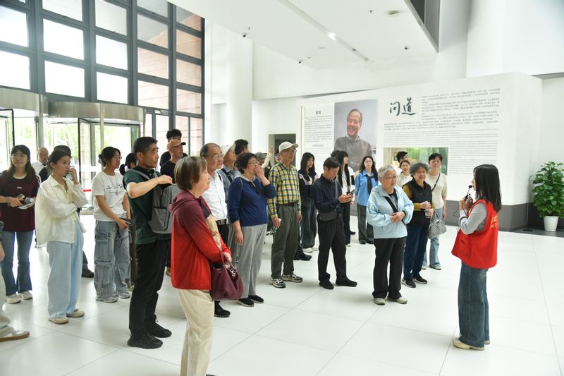 图5 参观上海交大李政道图书馆.JPG