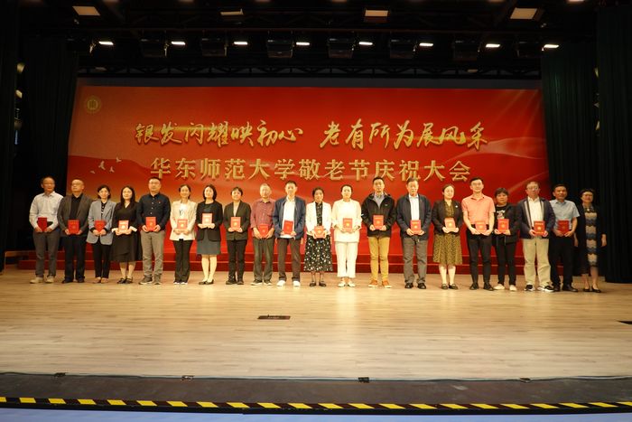 08房建军与先进集体代表合影.JPG