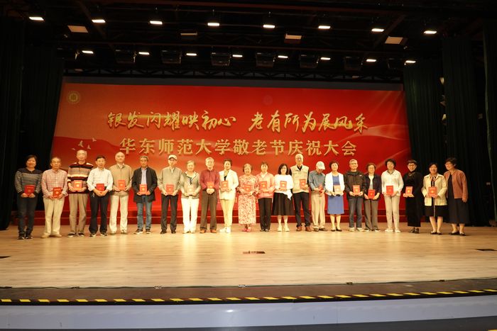 09谭红岩与先进个人代表合影.JPG
