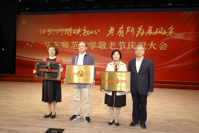 05金勤明与3位支部书记合影.JPG