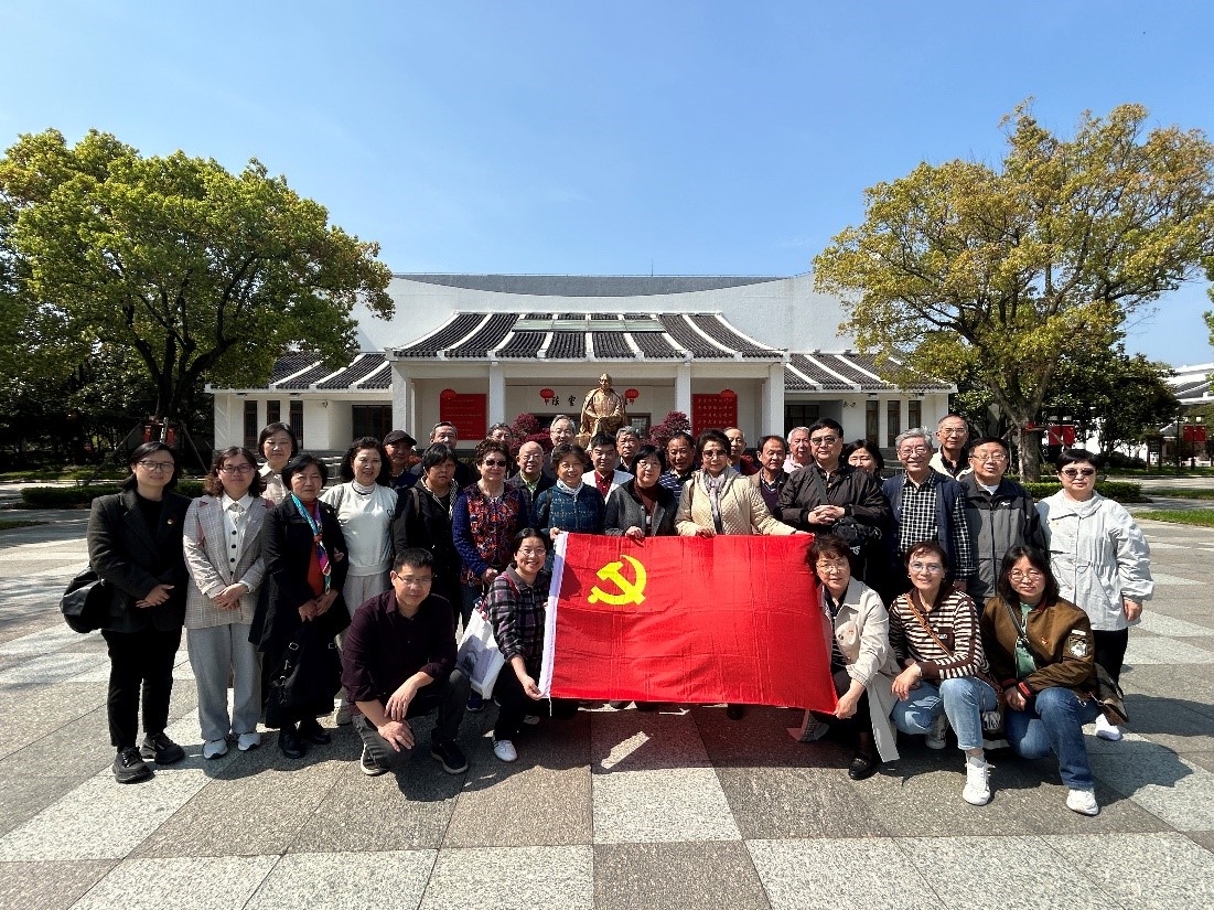 参观陈云故居.jpg 参观陈云故居.jpg