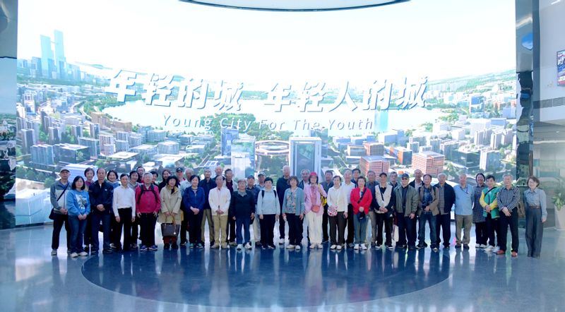 07学员参观滴水云厅.JPG