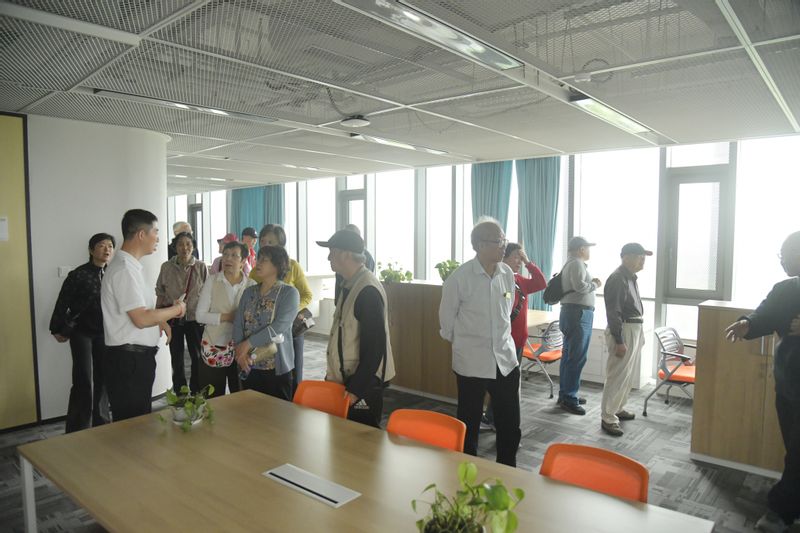 04学员参观大楼.JPG