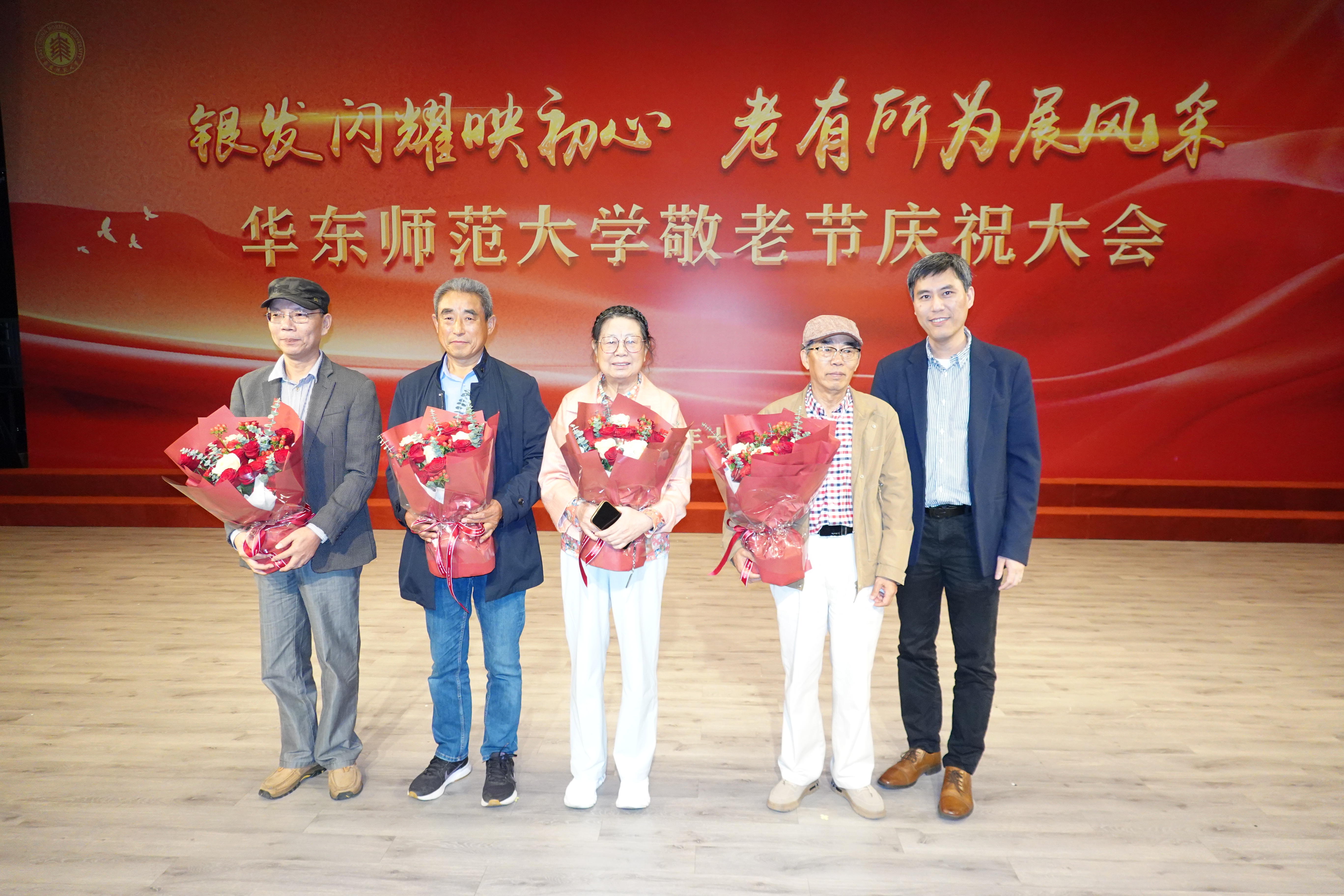 03孟书记与4位银龄教师合影.JPG 03孟书记与4位银龄教师合影.JPG